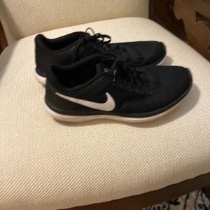 Women’s Nike tennis shoes size 8